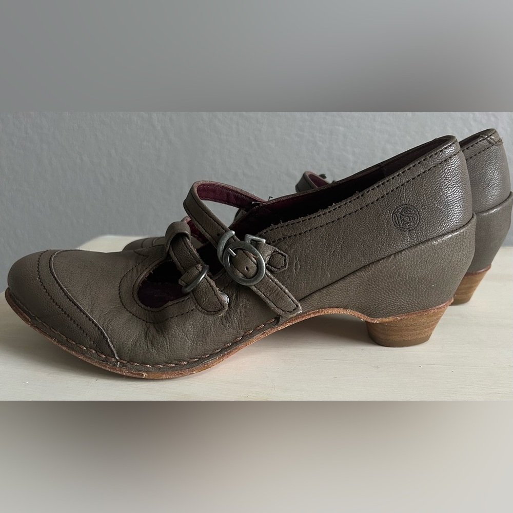 Neosens taupe brown wing tip heeled shoes, women’s size 38. Like new, no wear.